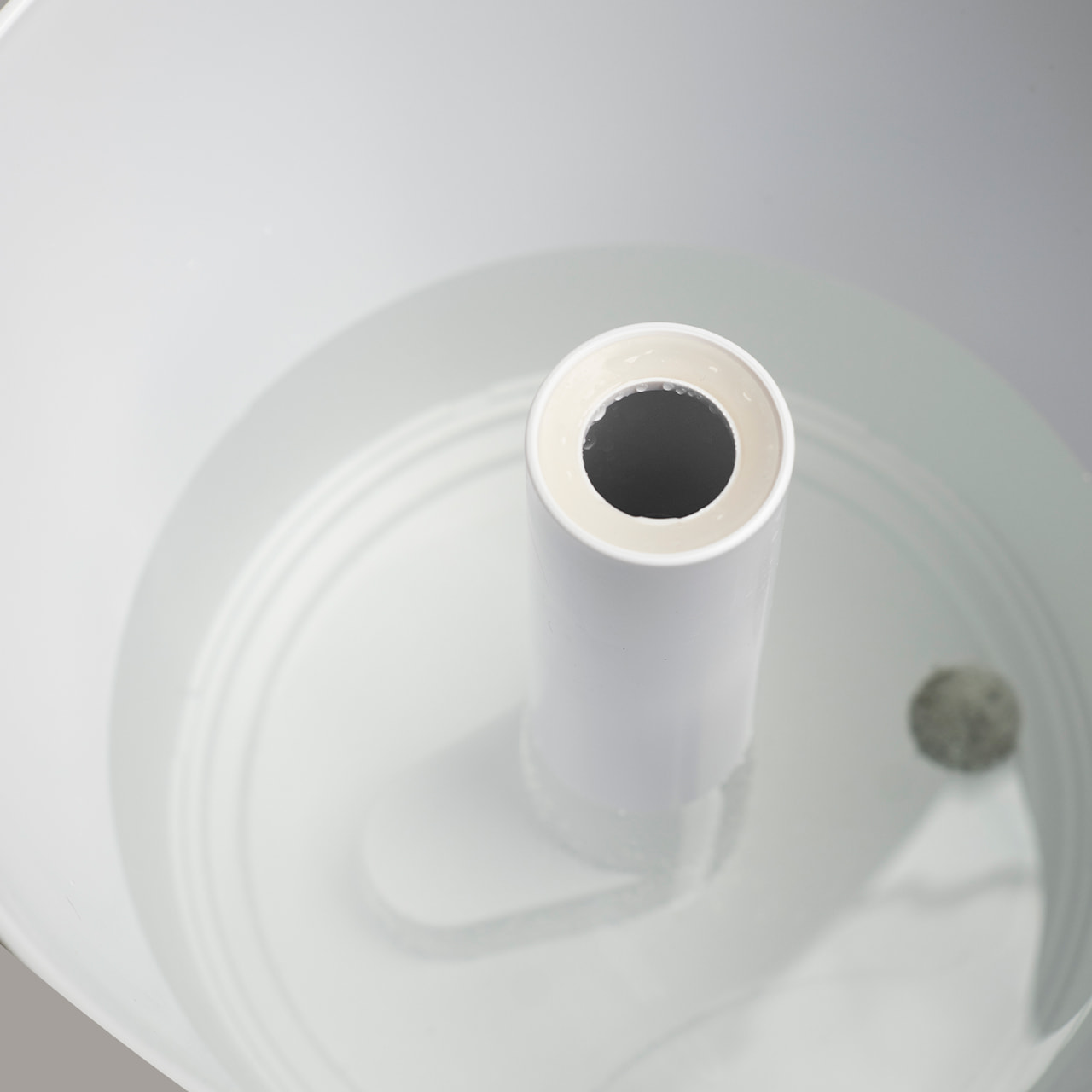 Благодаря разборной конструкции Futula Humidifier H2 прост в обслуживании: ёмкость для воды легко отделяется от испарительной камеры и всё можно тщательно промыть по отдельности