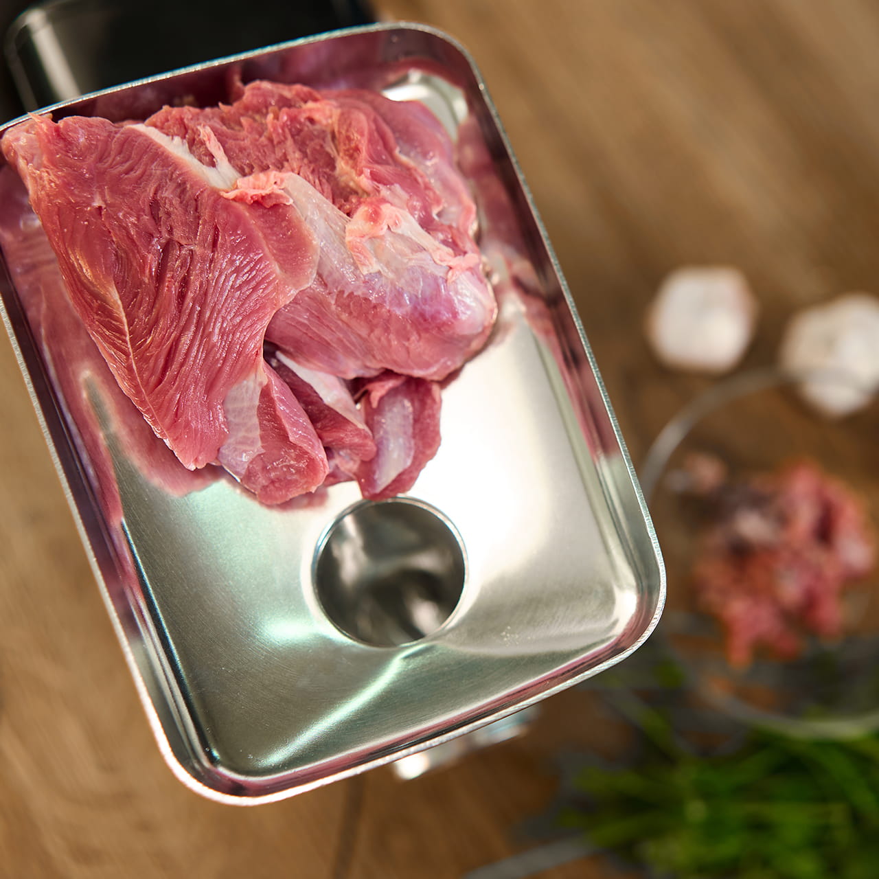 Вместительный лоток ускоряет и упрощает процесс измельчения больших объёмов мяса и других ингредиентов