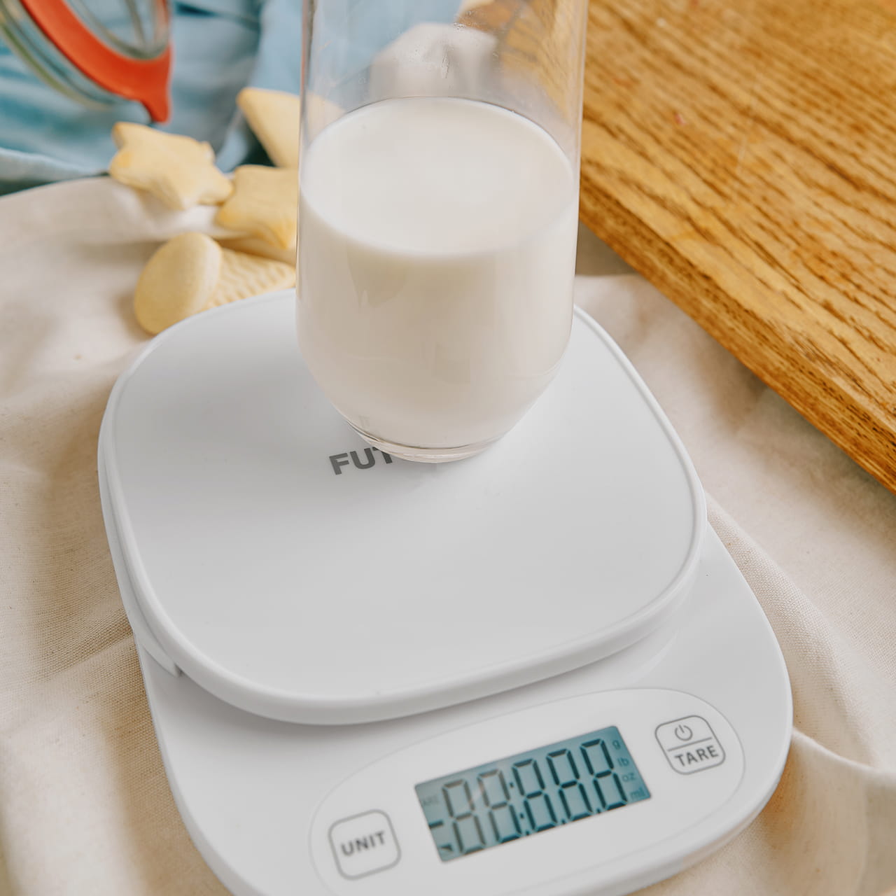 Функция тарирования позволяет в любой момент обнулить вес на дисплее, что особенно удобно для взвешивания продуктов без учёта тары